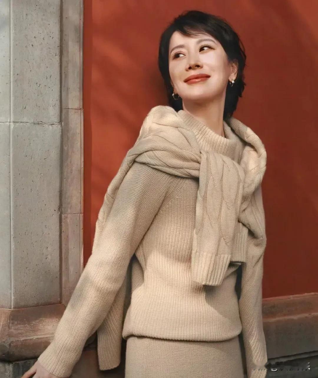 海清说AI写的人物总差点意思，我太懂了！就像用美颜相机拍照——五官都对，但不像本