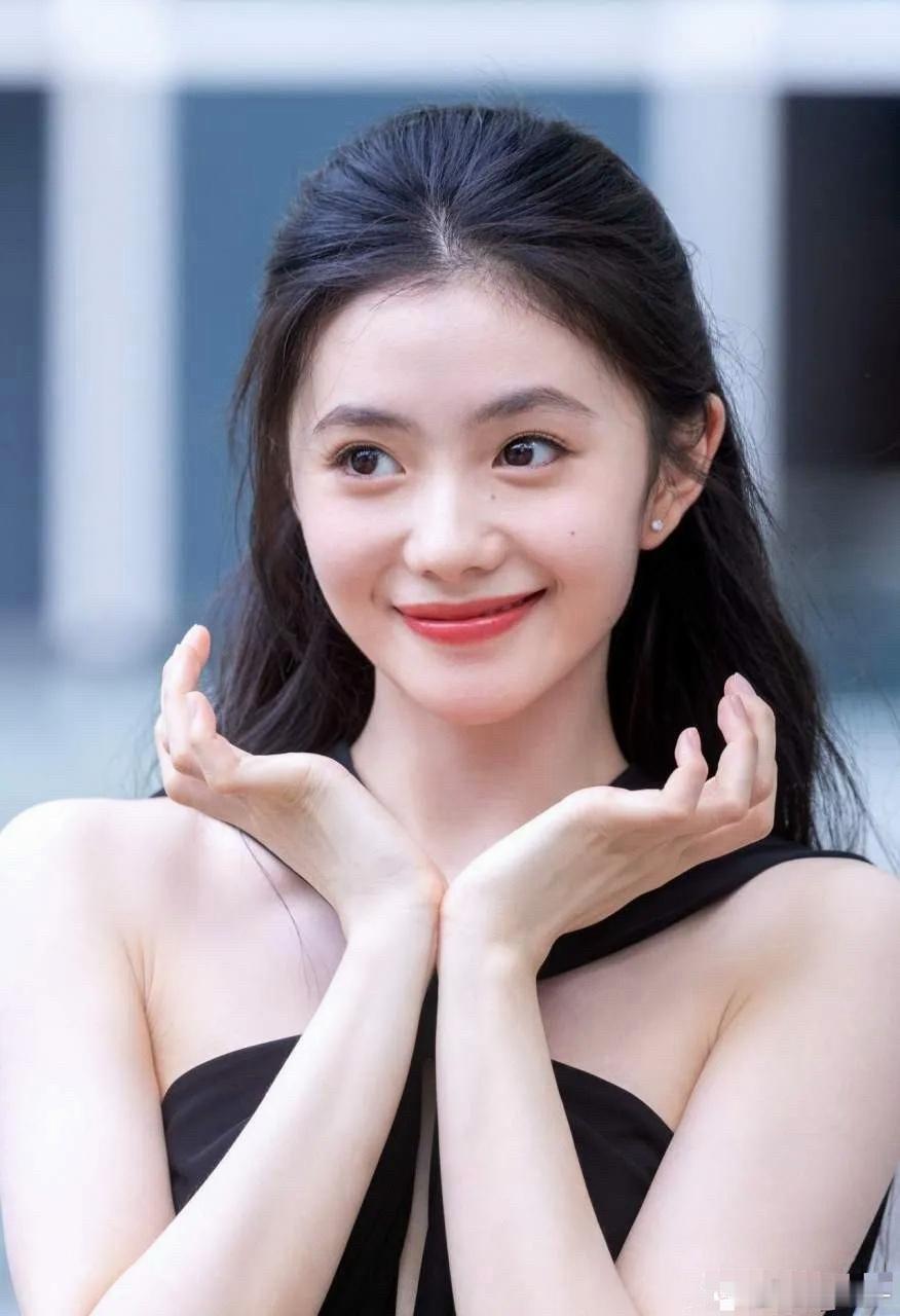 刘浩存哪里都好看，就是有一个地方美中不足，那就是她的鼻子！ 