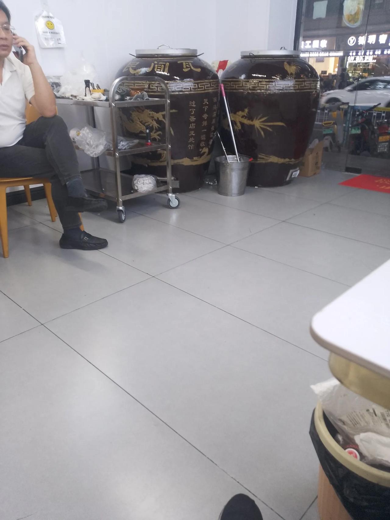 长沙蔡锷路这家瓦罐汤店真牛逼，一天卖出500碗瓦罐汤，有萝卜排骨汤，香菇肉饼汤，