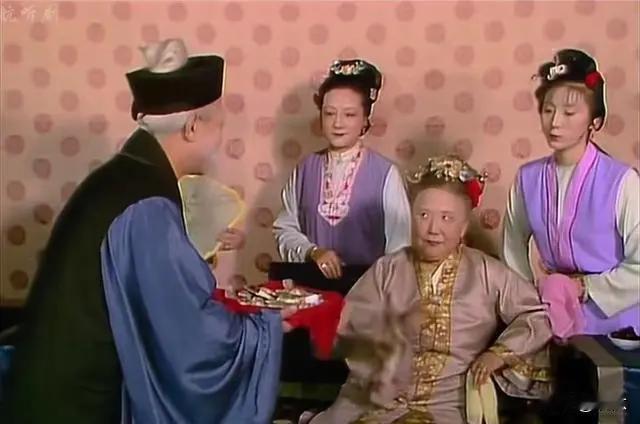 《红楼梦》里清虚观打醮那一段，张真人和老太太聊天，说哥儿长得和当日国公爷一个样。