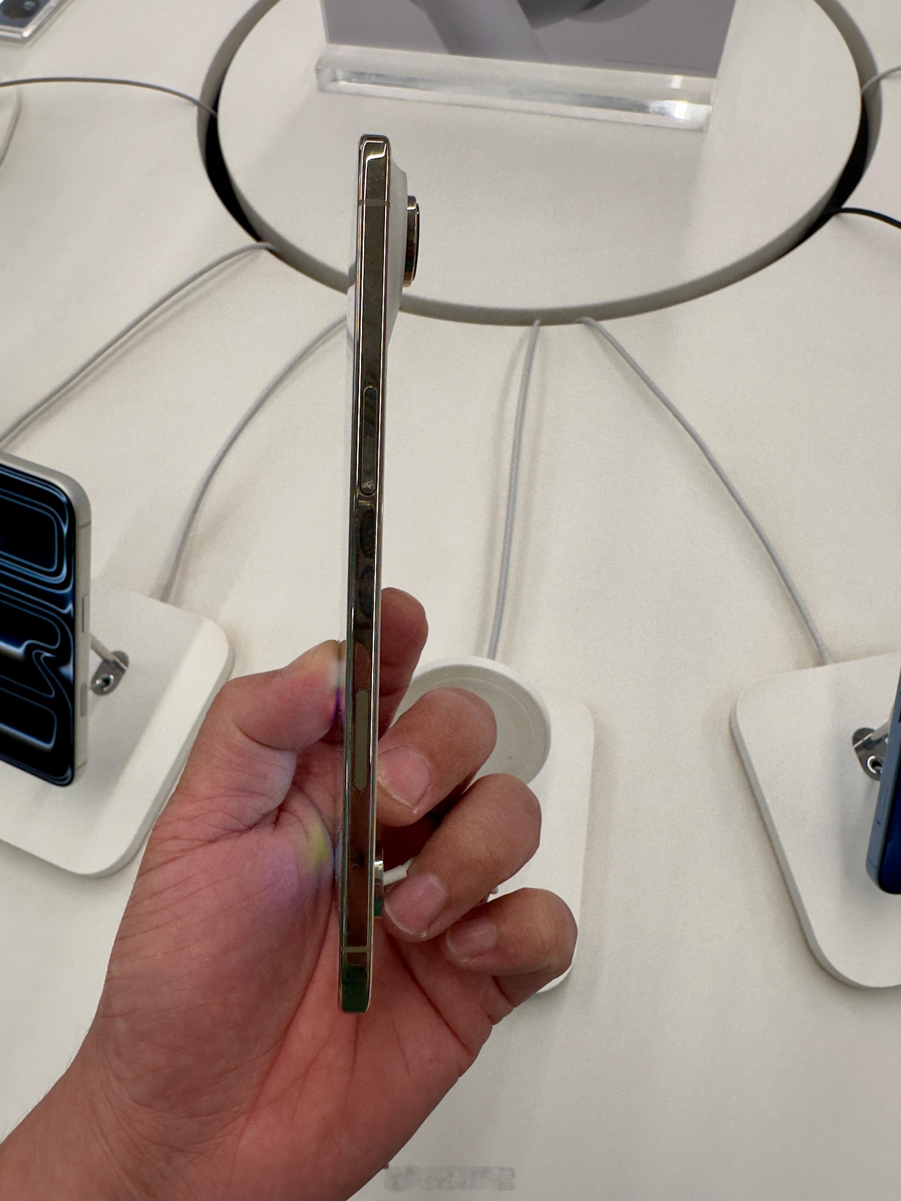 iPhone Air真机看了下，很轻薄，感觉拿不稳可能会掉地上，这手机就是很多配