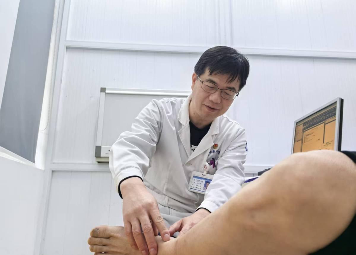 4月3日上午，宁波市第六医院病房内，39岁的李宏（化名）握着手显微整复中心骨整形