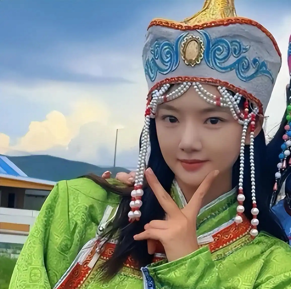 任敏最新近照，穿着民族服饰没有搞妆照着差点认不出来了！ 