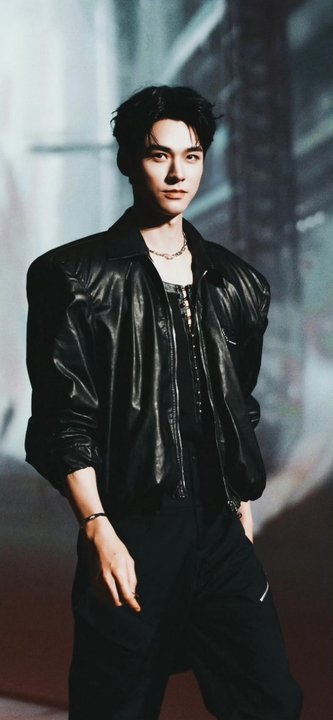 龚俊龚俊大家到时见龚俊时隔三年重回网络视听盛典 期待龚俊！到时候见！ 