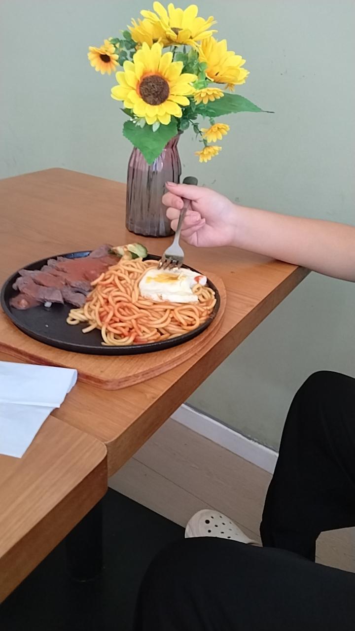 爱吃牛排的小女生