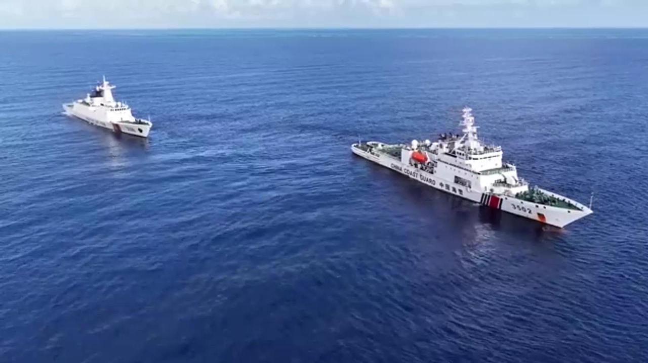 中国在黄岩岛挥出重拳。

国防部近日发布官方通报，南部战区在黄岩岛领海、领空及周