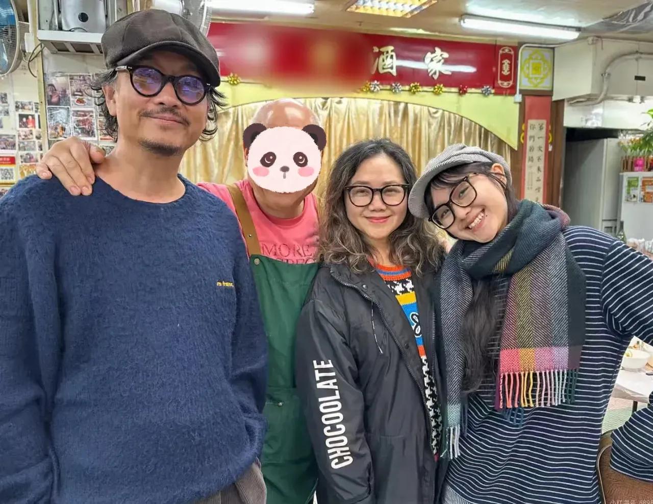 香港影帝谢君豪一家三口罕见同框照！由于他的妻子与女儿一直十分低调，因此公开照片极