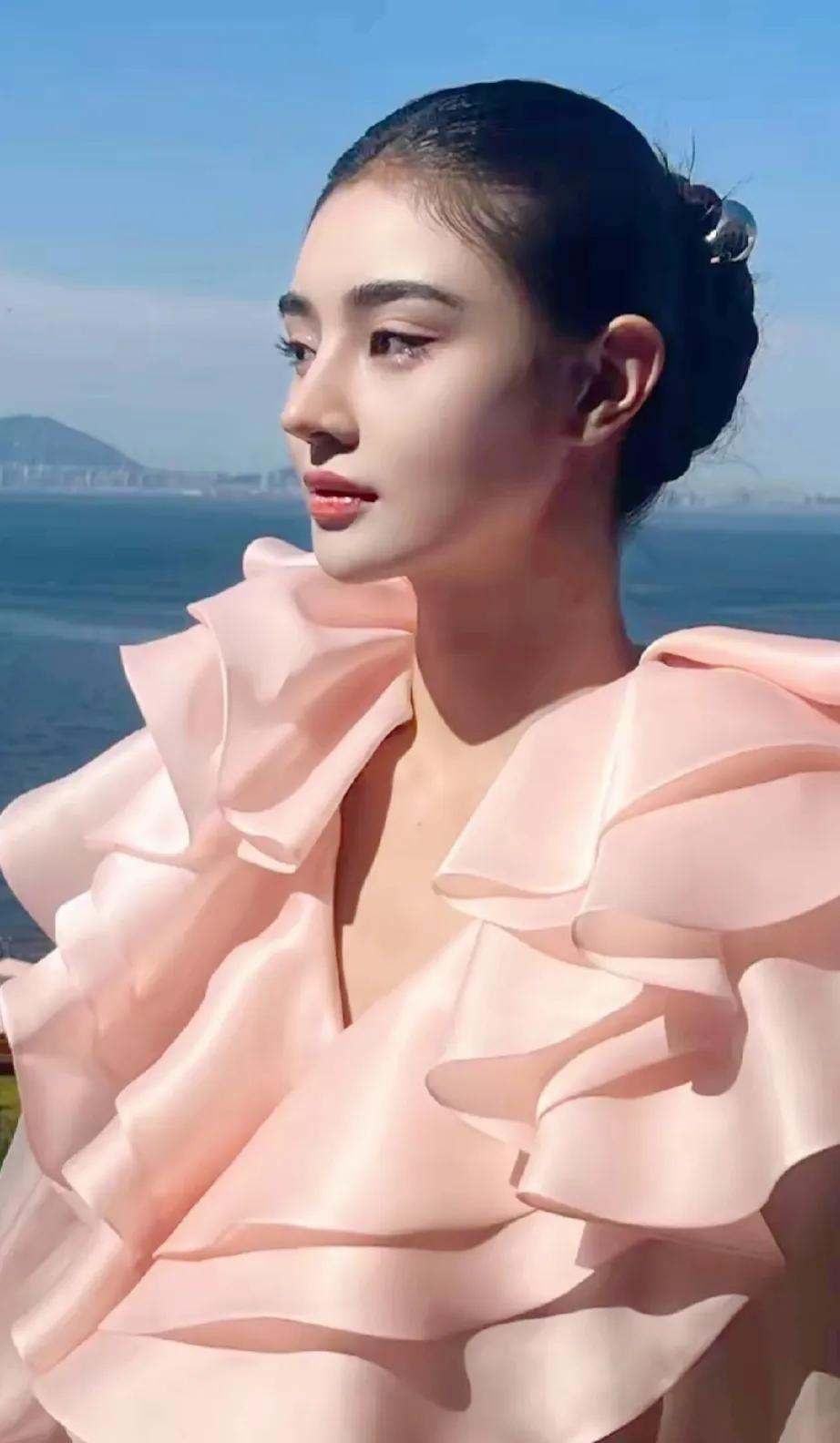 维汉混血模特模特陈冰，父亲是维吾尔族人，母亲是汉族人，陈冰很好地遗传了两个民族的