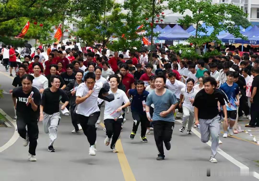 2026年高考语文、数学结束后，很多人恍然大悟，今年的考试命题明显反套路，单纯刷