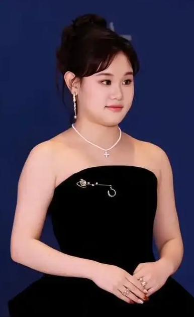 曾经凭着“水花消失术”惊艳赛场的张家齐，如今告别跳水赛道，留起了长发，转型成为一