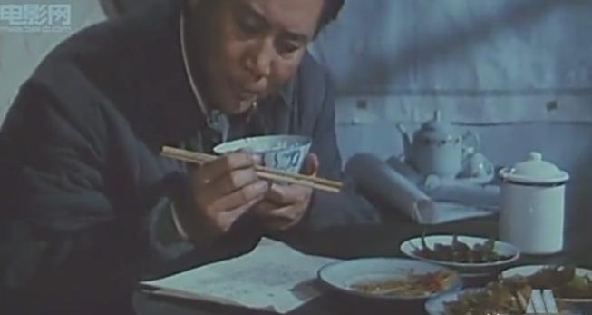 1948年，周总理看见毛主席一直在吃土豆丝，便突然问道：这葱爆羊肉，是不是有点膻