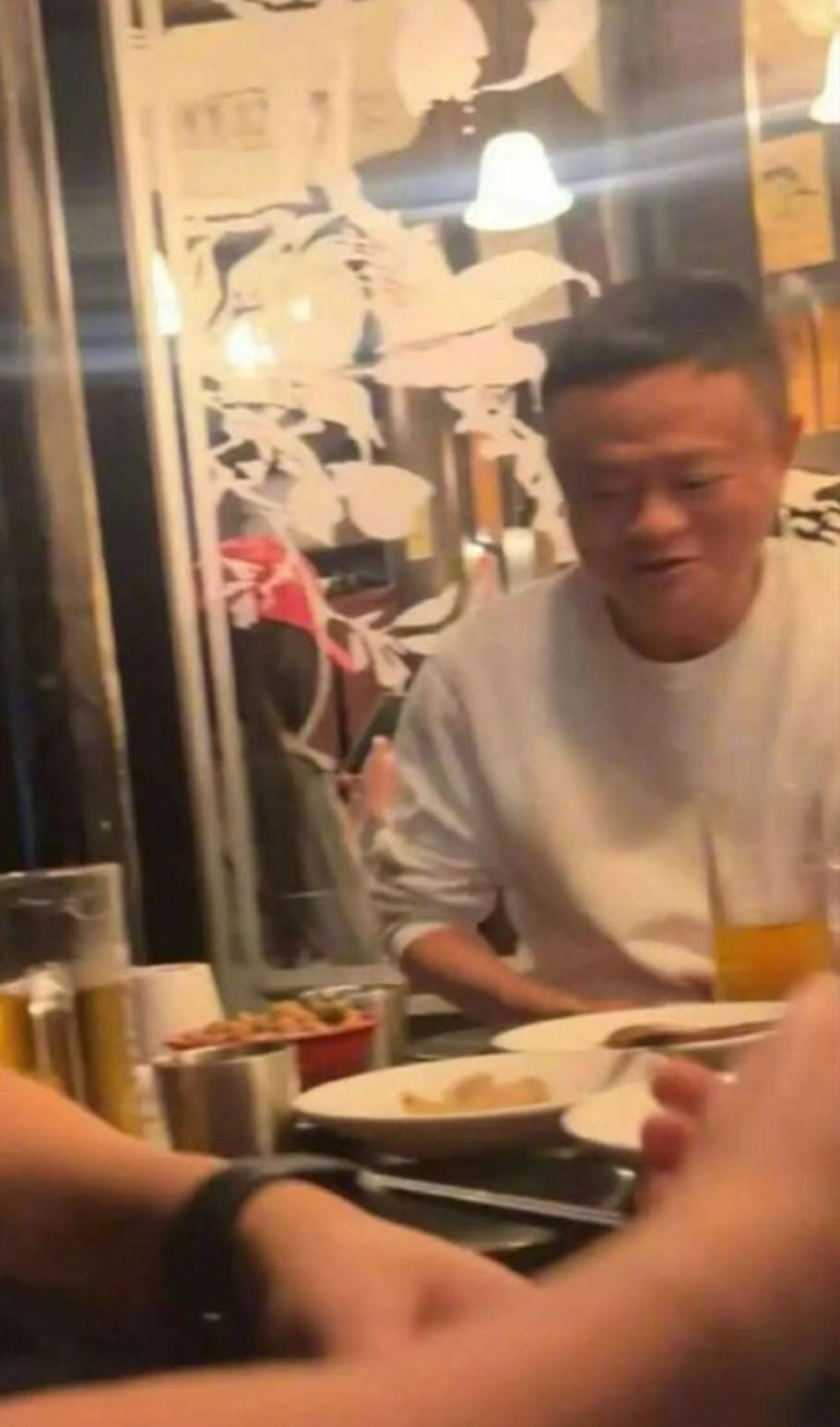 这些老师都成为了富豪，大部分都是大学教师：
1. 马云：1988年从杭州师范学院