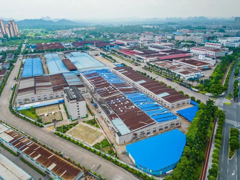 南宁在科技赋能传统产业方面成果显著，“智造”升级开拓新局。
在纺织服装业，广西广