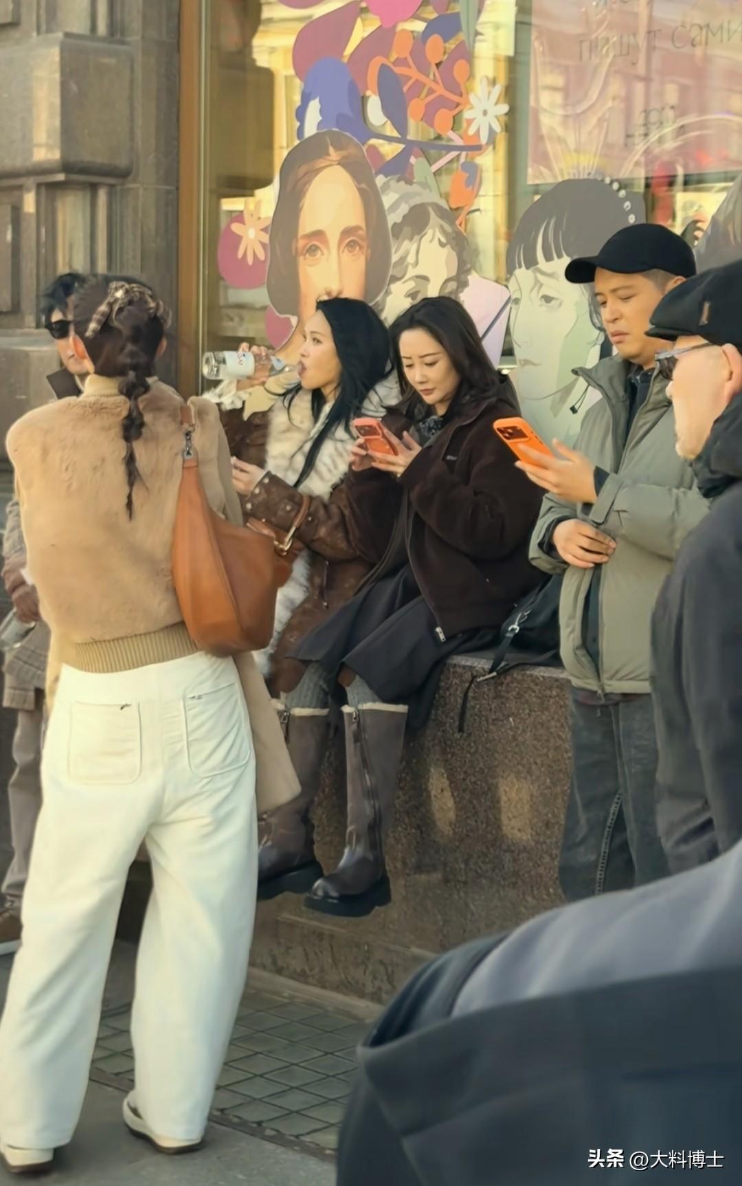 原来明星们也都是“低头族”！

明星们也逃不过手机真香定律，谁能想到，镜头前光鲜