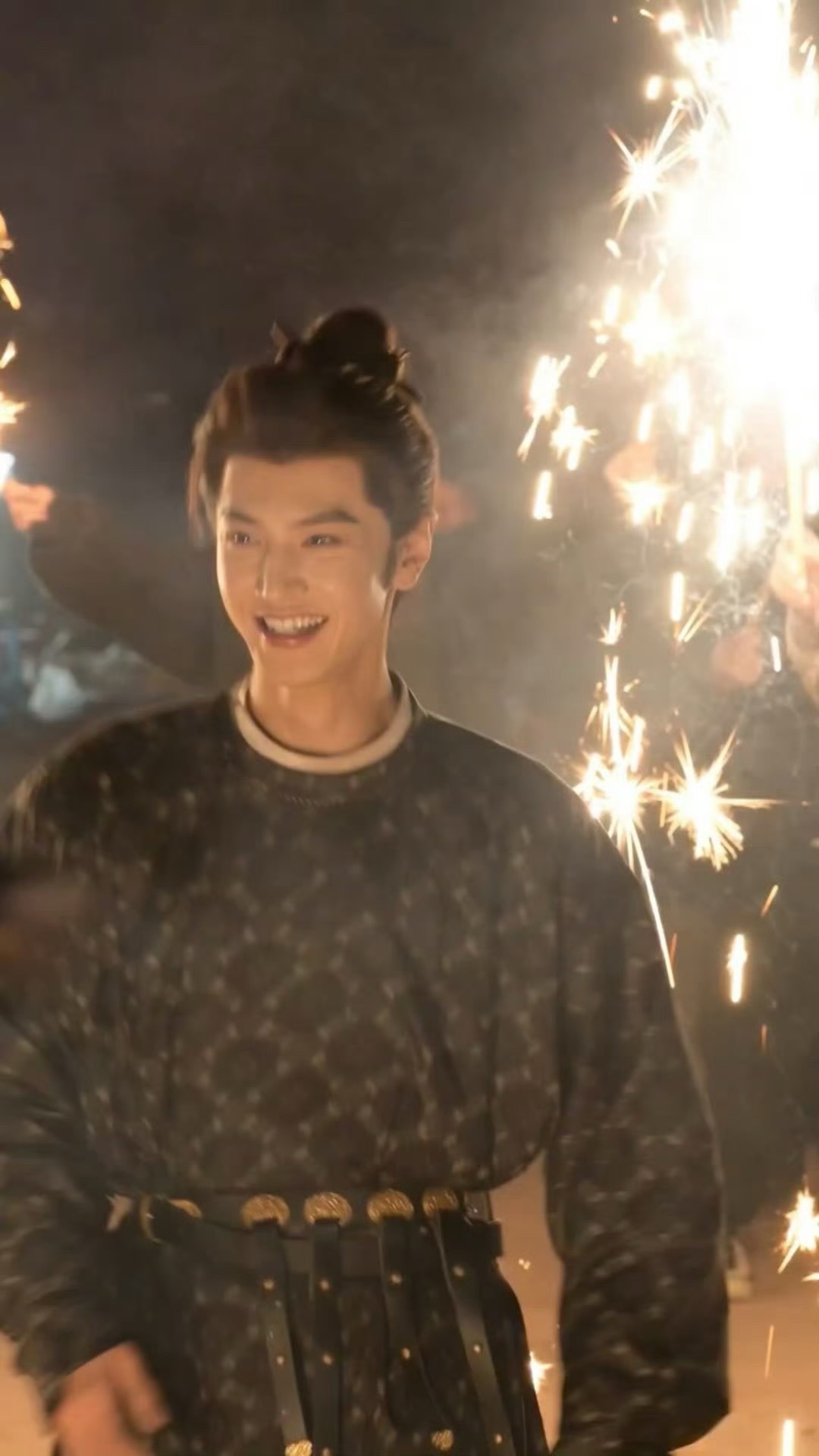 陈哲远和粉丝互动，拿着烟花就出来了，好明媚的少年，粉丝一定一辈子都离不开他了