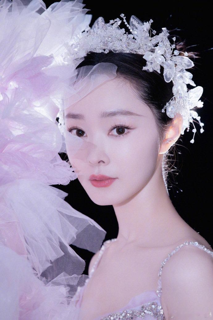#宋轶花房公主妆#宋轶这是什么在逃公主本主啊 窈窈倩影，抬眼刹那芳华~花仙子下凡