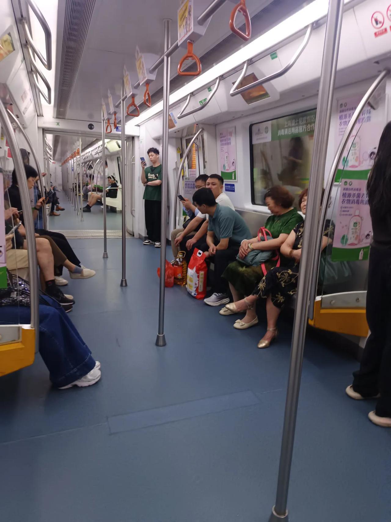 感觉深圳地铁2号线，比其他线舒服，人不多不少，空调很凉快，，，，
网传，2号线坐