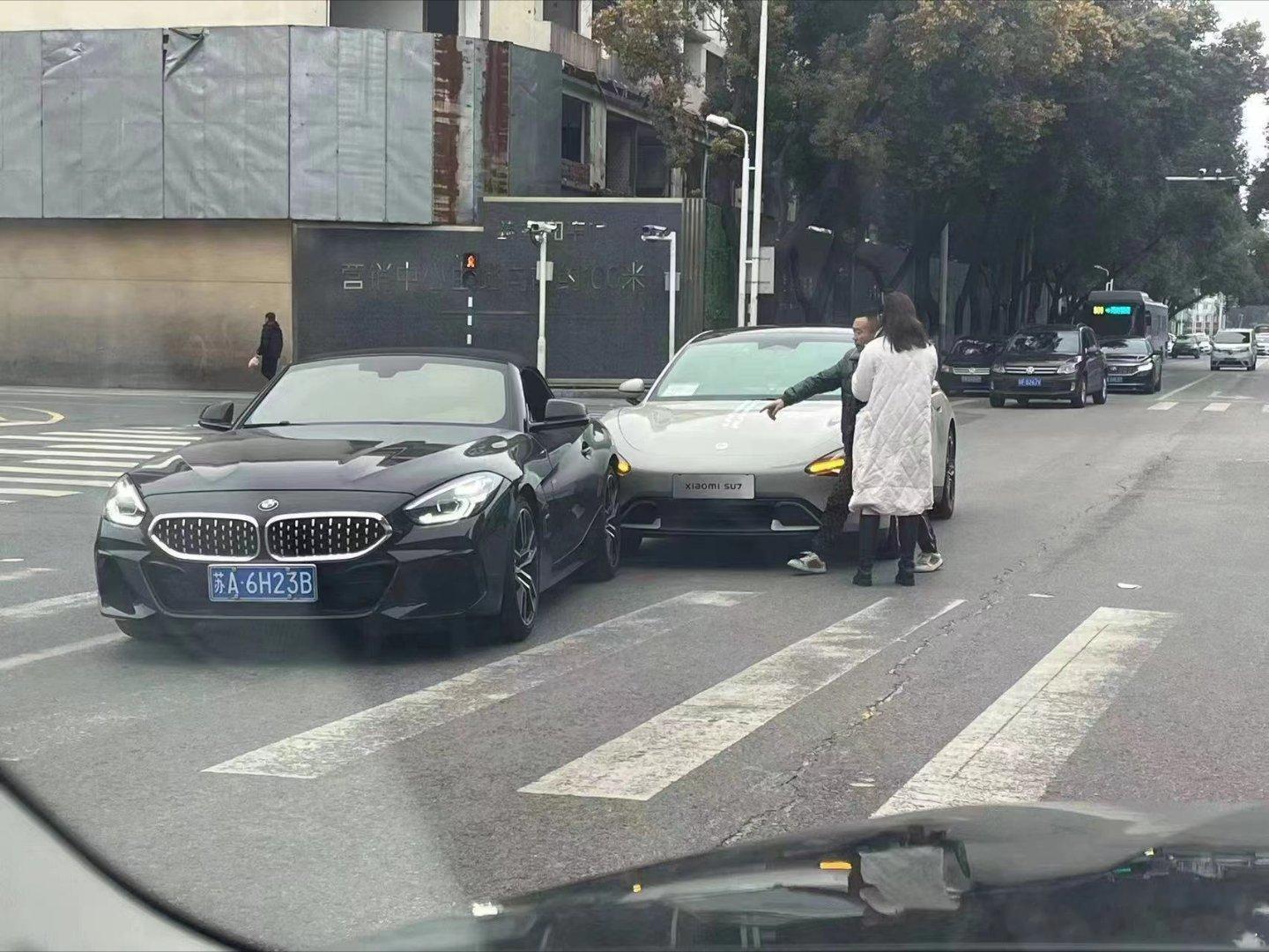 宝马全责，太慢了，挡住了苏 7 前进的道路....#大v聊车# ​​​