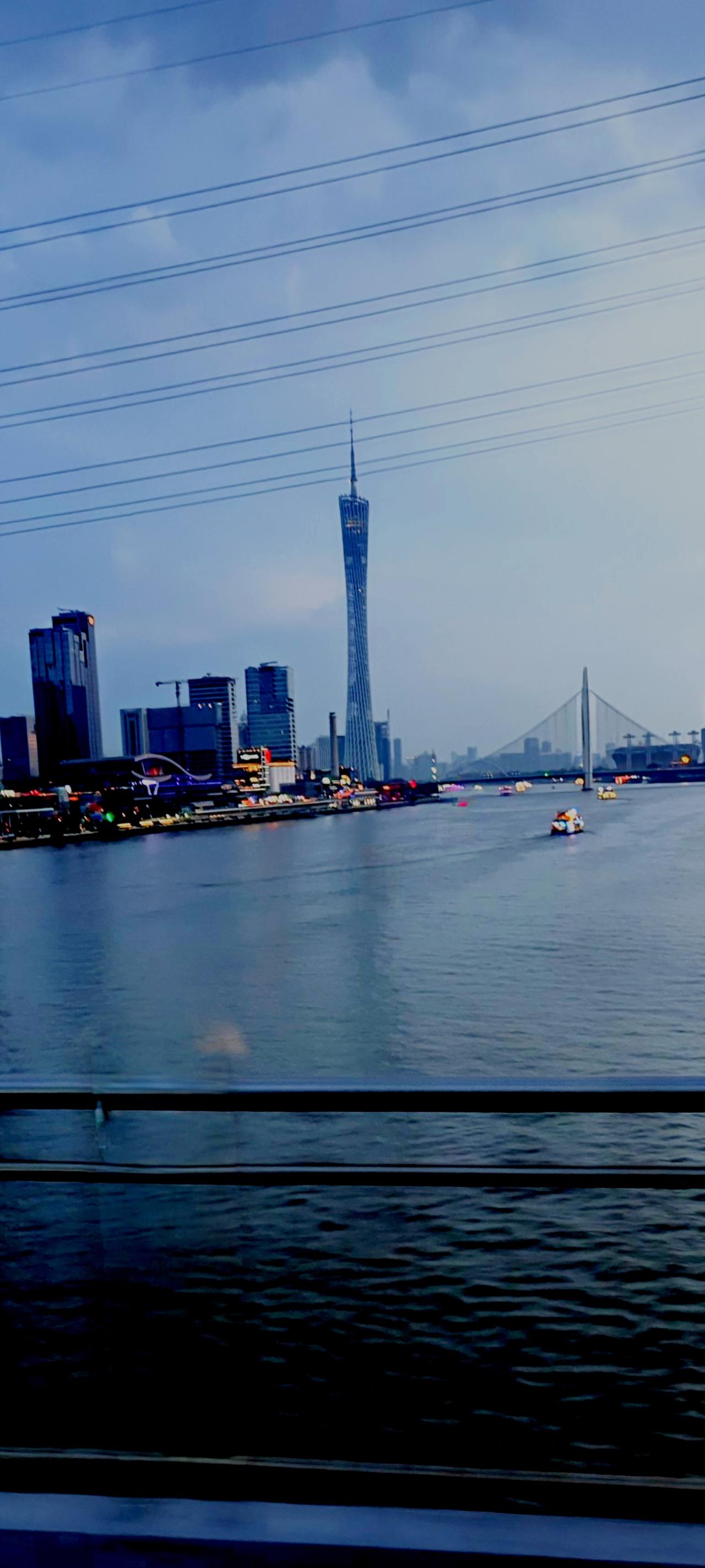 当代人消费降级实录
 
以前：星巴克当水喝
现在：公司饮水机喝饱再下班
 
以前