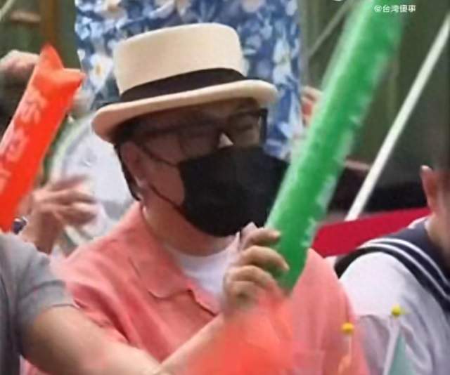 蔡康永坐台独竞选前排、挥加油棒、清空微博，两头通吃时代过去了