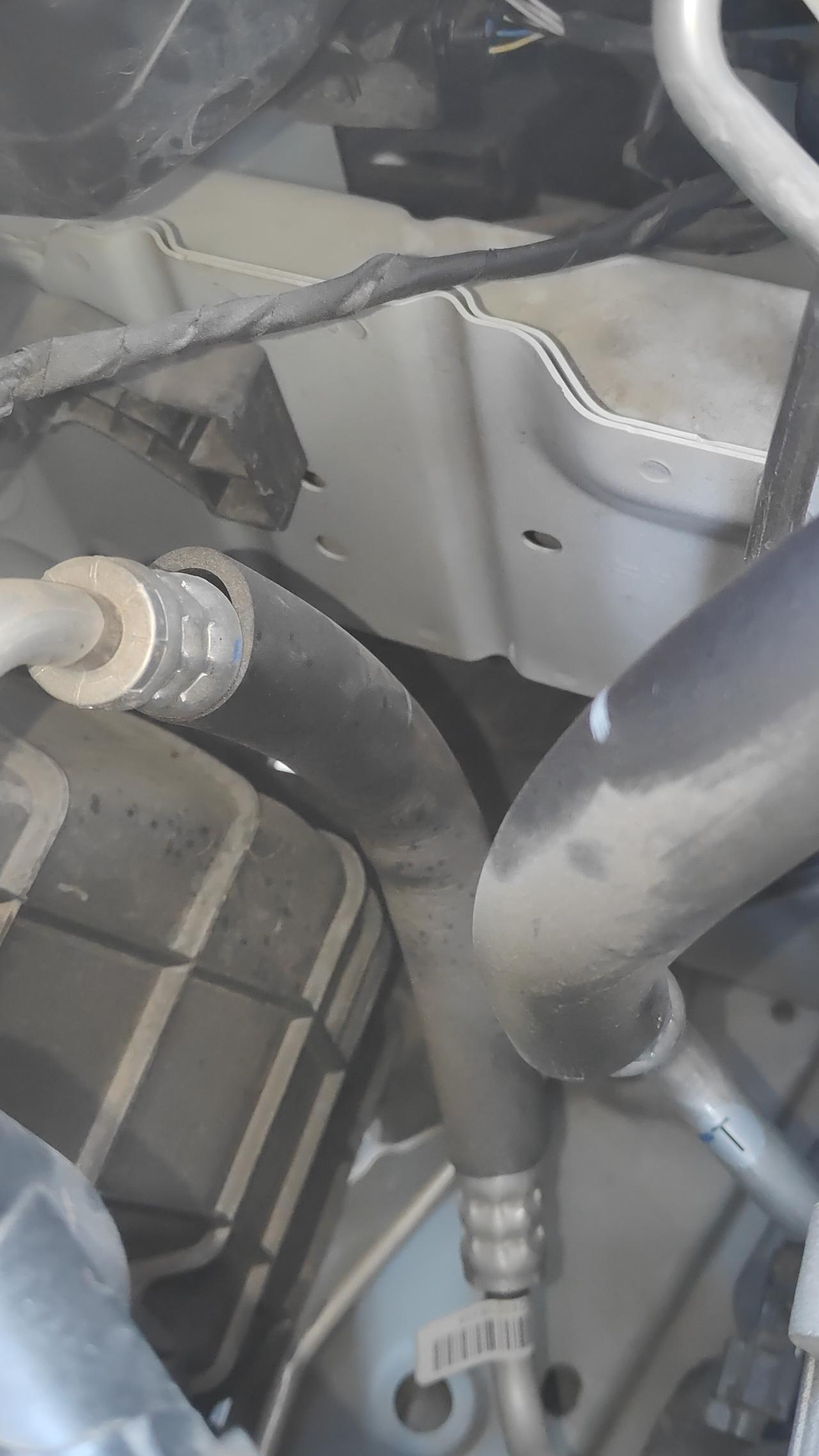 防撞梁的吸能盒
不仅是做了打弯
还做了打孔处理
这就是为了溃缩吸能吗？