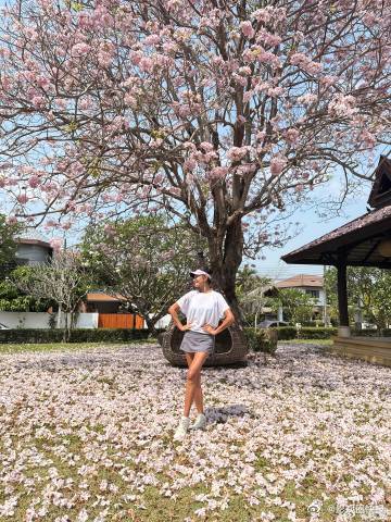 瞿颖风铃花又开满头 花开是自然本意，做自己是人生选择，瞿颖用行动诠释忠于自我的美