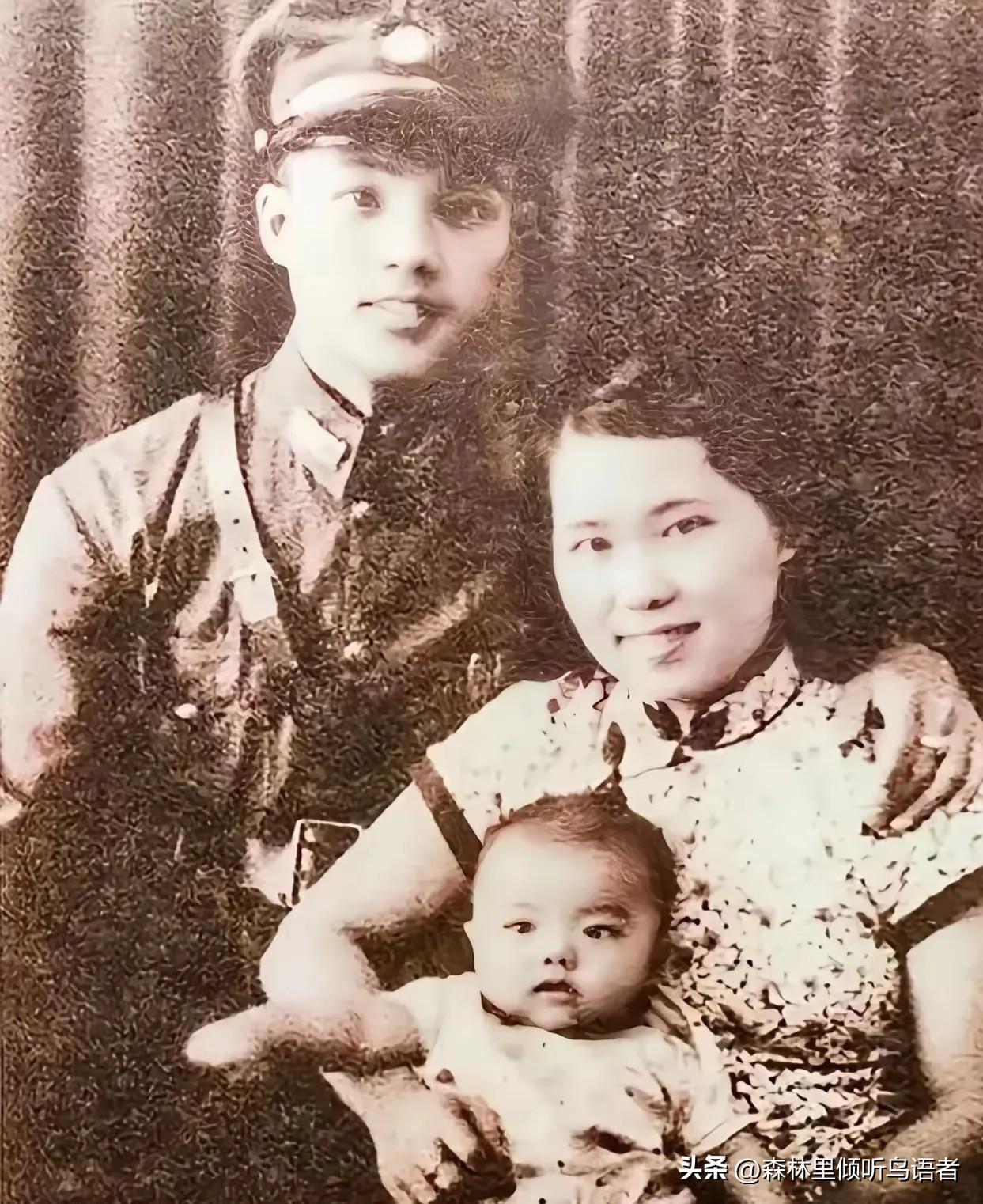 这张泛黄的全家福，定格了何信出征前的最后瞬间：广西桂林的年轻飞行员，紧紧抱着半岁