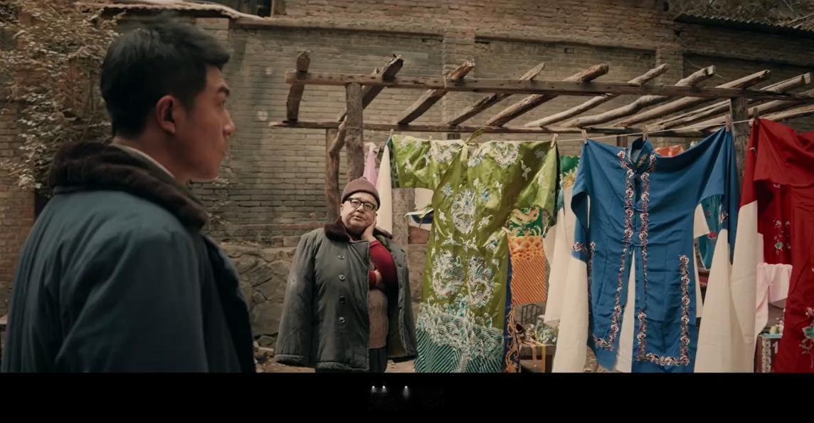 《主角》文革结束，老戏复活！
十三年了，宁州剧团的家底老戏服终于重见天日了，这些