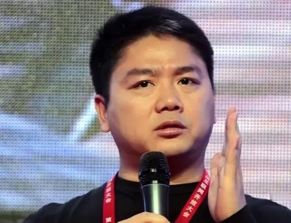 2010年，身价400亿的张磊在法国滑雪，刘强东给他连打7个电话借钱7500万美