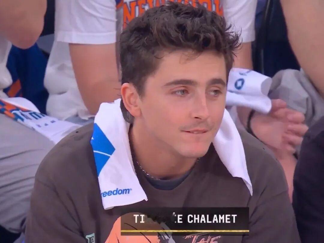 Timothée Chalamet 现身NBA篮球比赛，以全新短发造型和干净无胡
