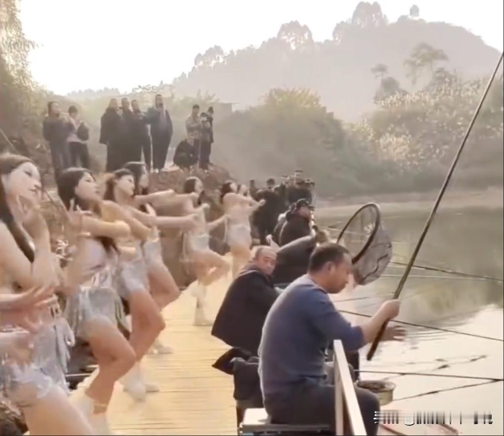 在钓鱼佬眼里一切都是浮云，是美女也不行，就算是一群跳热舞的美女也不行！我觉得乐山