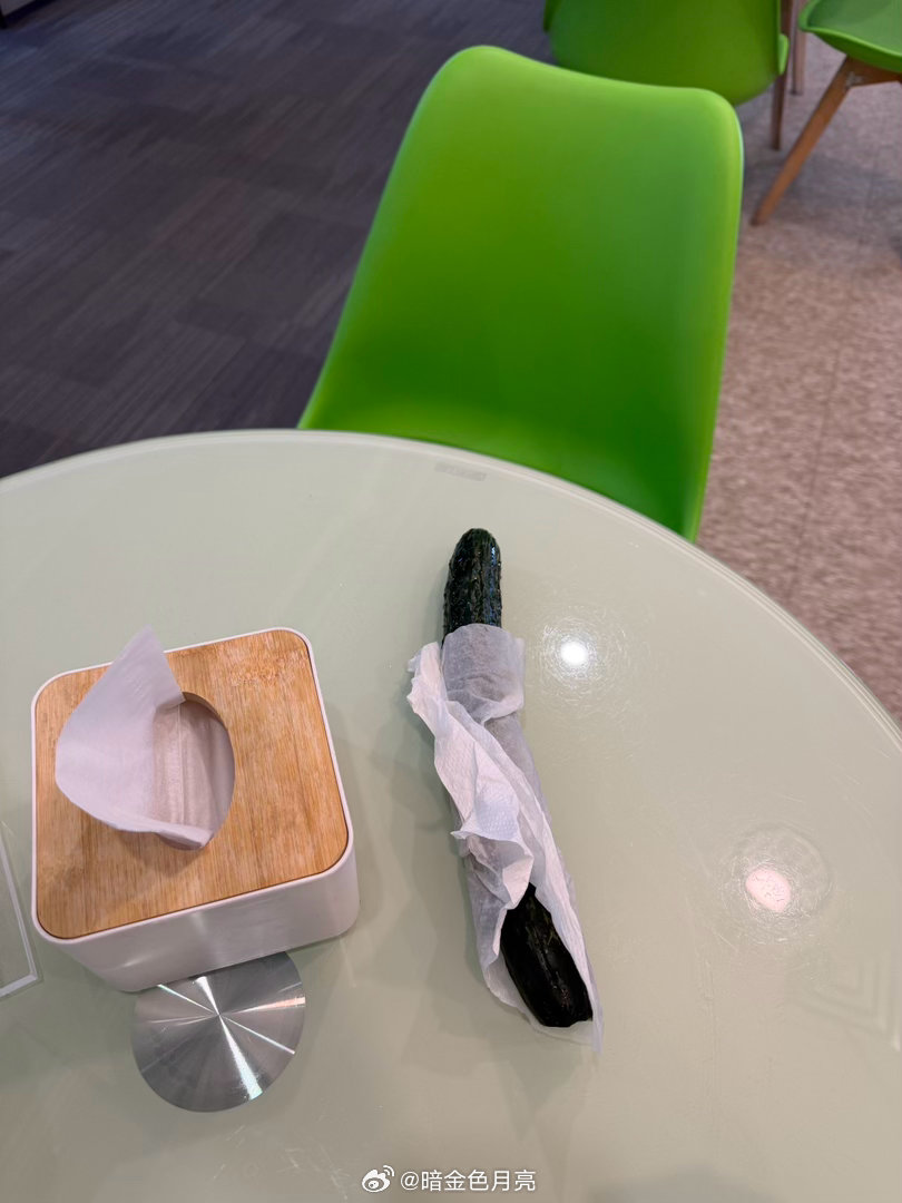 健身以后更容易饿了，吃完午饭盼晚饭，挠心挠肺。让我不吃是不可能的，昨天在茶水间热