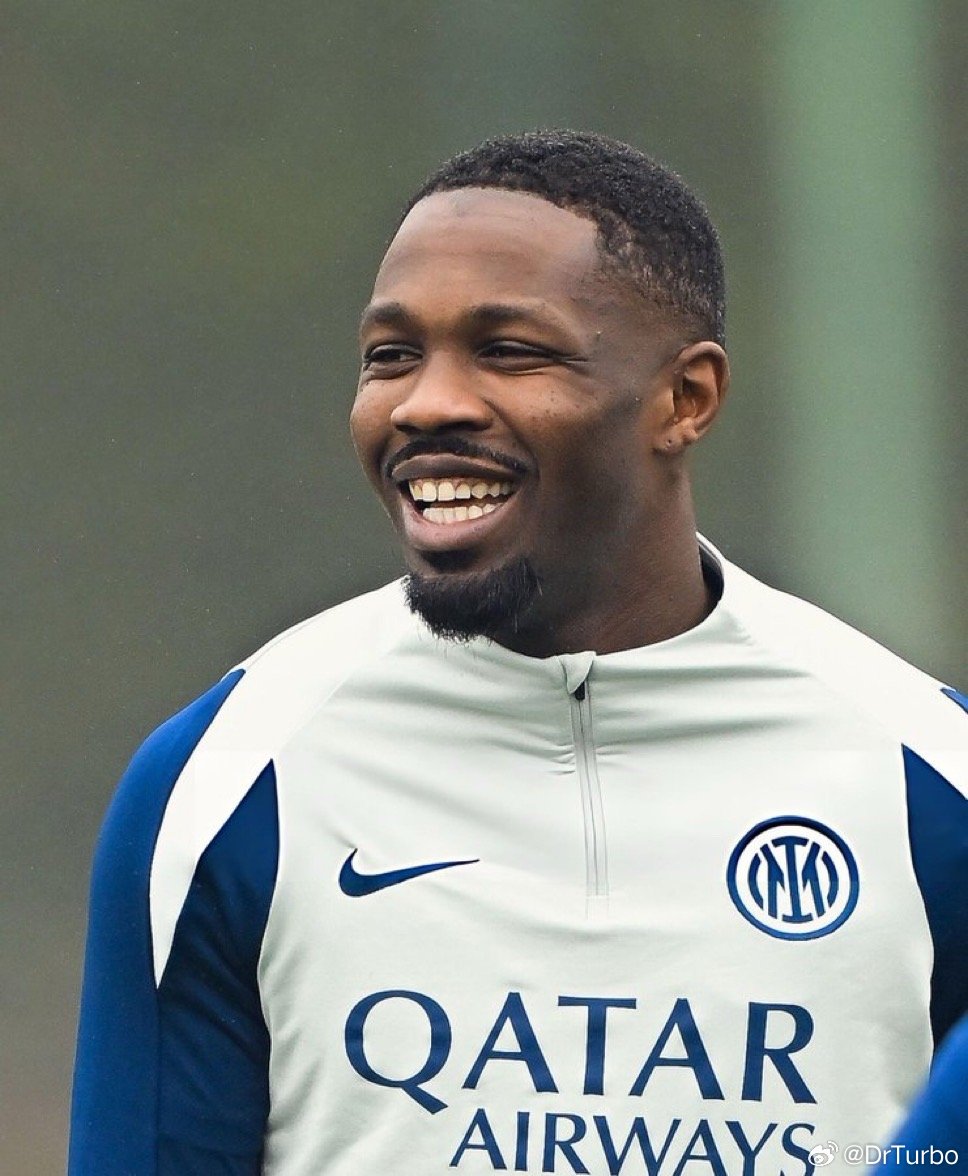 齐沃：今天图拉姆有点小问题 他有点发烧 所以没能和我们一起训练 我们希望他明天能