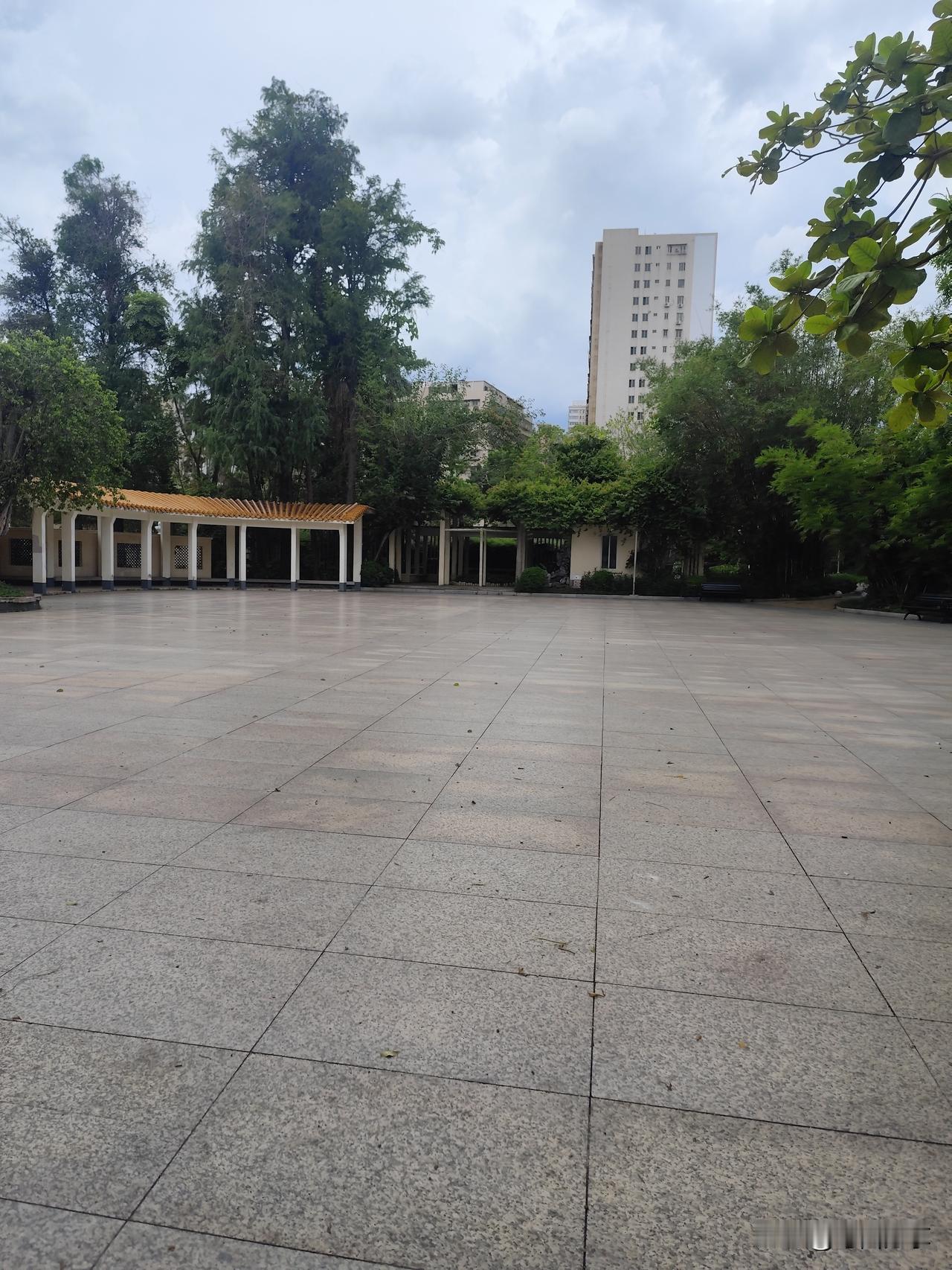 听说湛江霞山这个公园是一个有故事的公园，大家知道是什么故事吗？我是一个喜欢听八卦