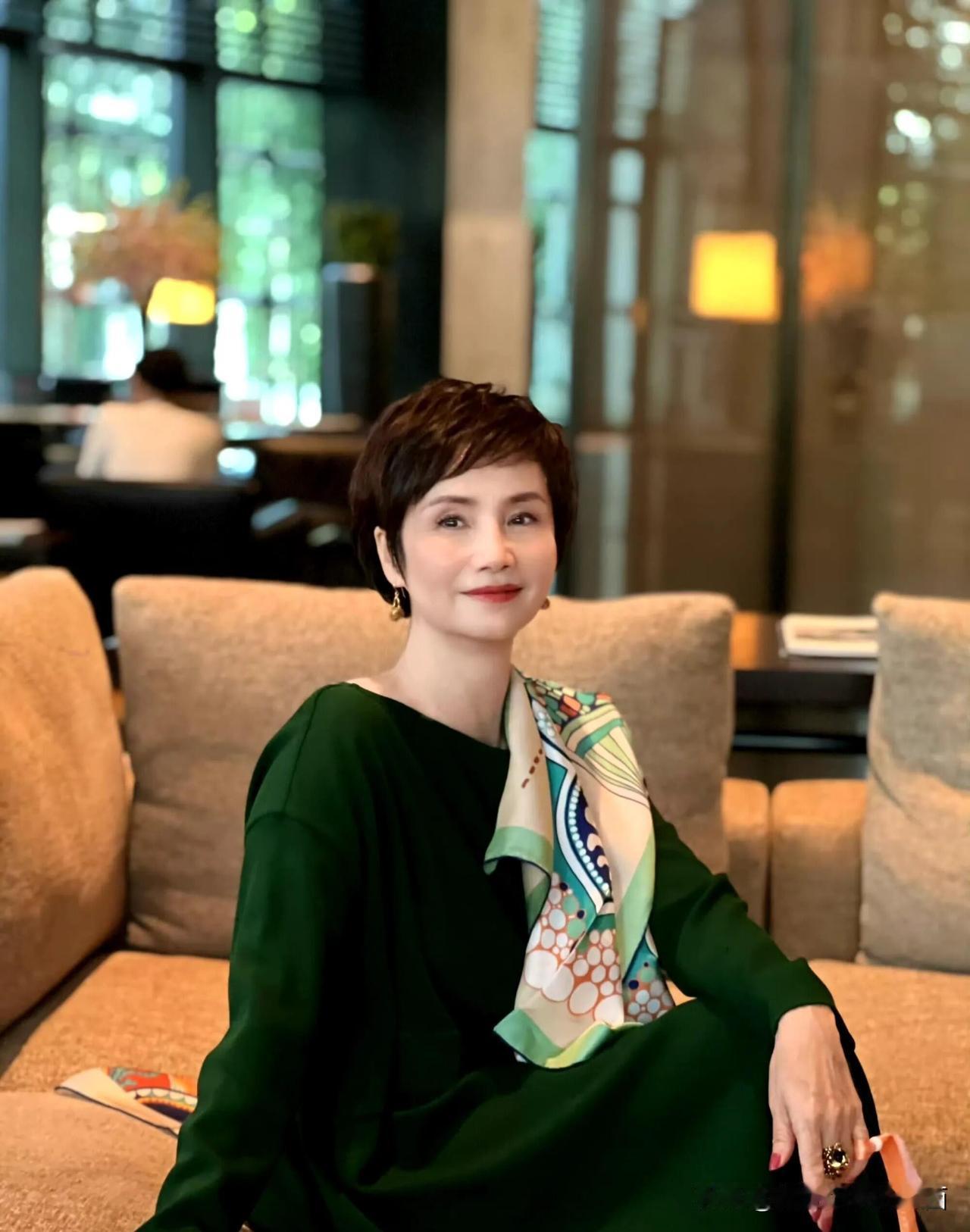 她是前央视中文国际频道的主持人，退休之后的她一身休闲装打扮，看起来比倪萍有气质，