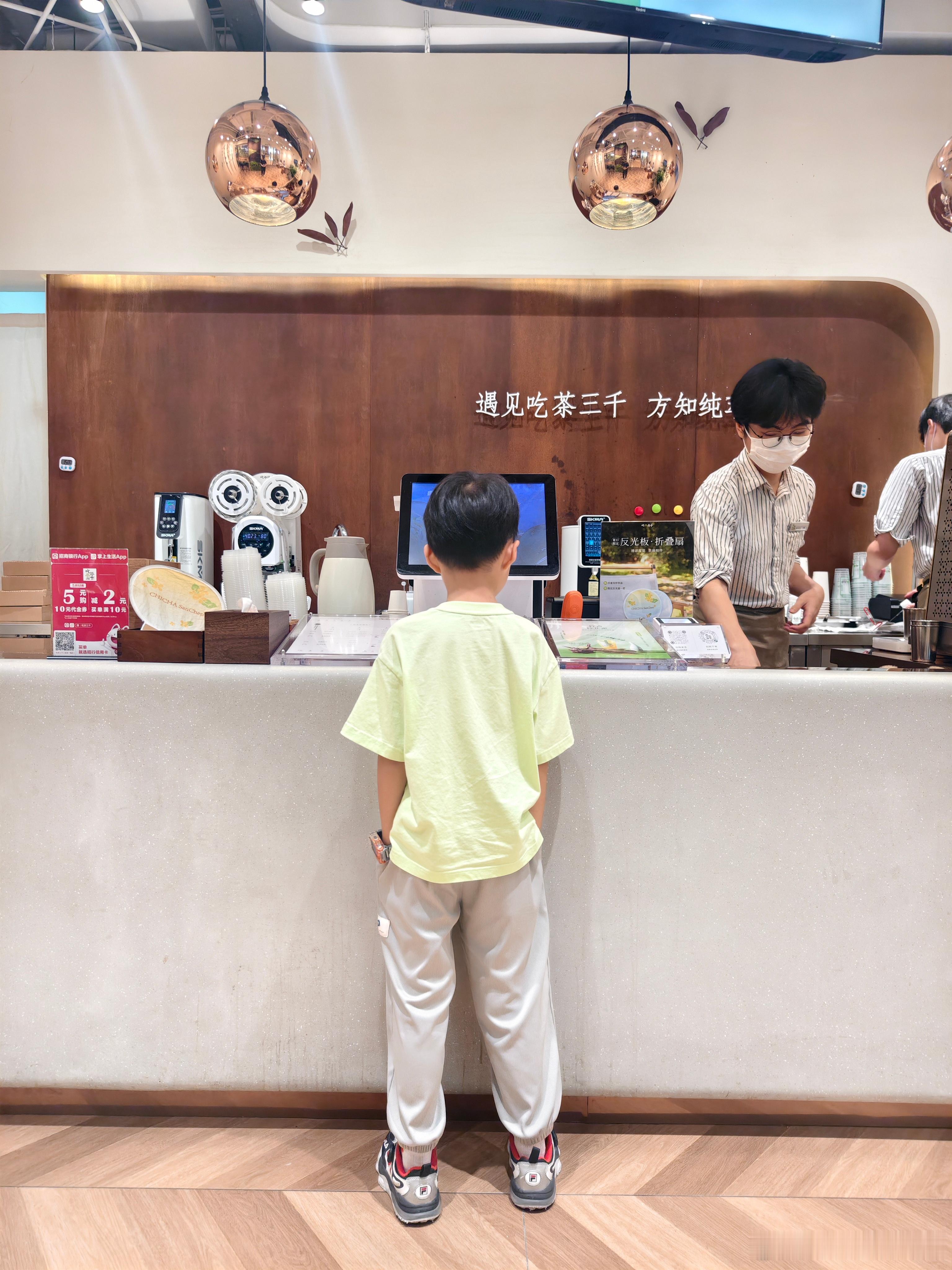 下午玩嗨了，去宝龙里面的一个小动物园，没提前买票现场买128有点贵，大家要去记得