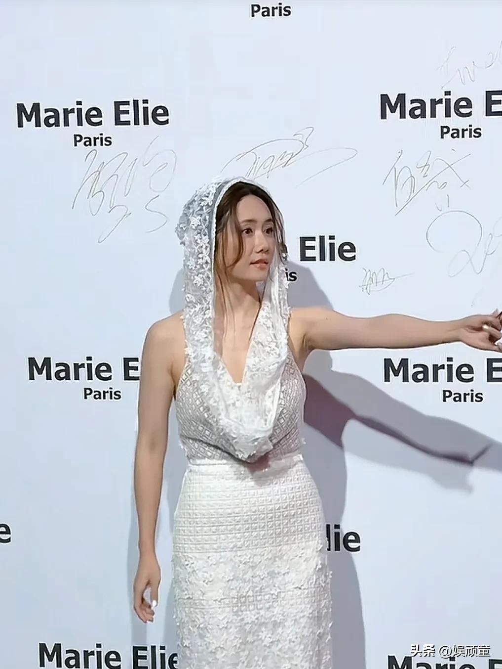 不比不知道，一比看出差距了吧！
上海时装周，张萌、刘芸穿同款衣服，虽然有细微差距