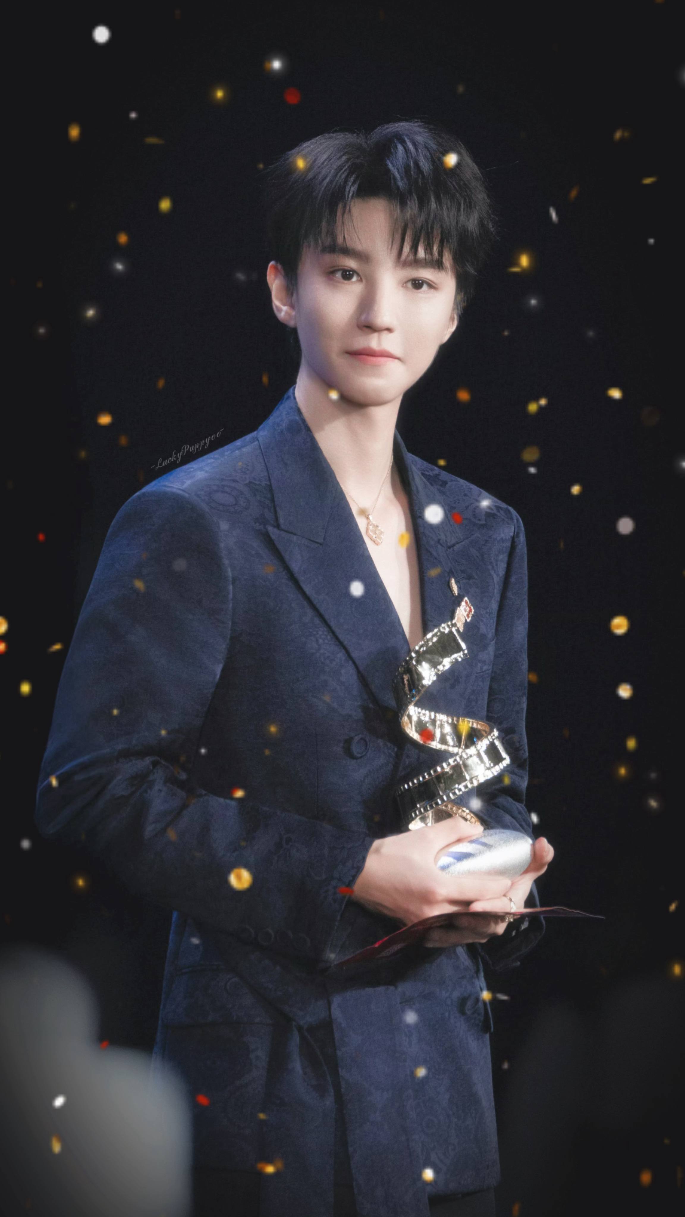 王俊凯  ✨🏅闪闪发光的你王俊凯获年度品质影人 💐王俊凯帅得好震撼
