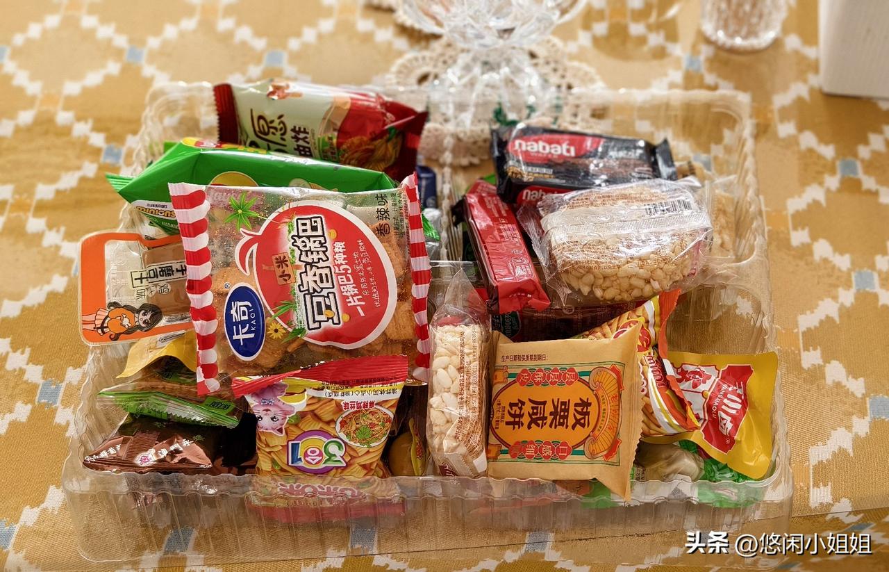 儿子前几天出差几天，临走之前买了一堆零食。
那天晚上我出去散步，回来看到桌子上放