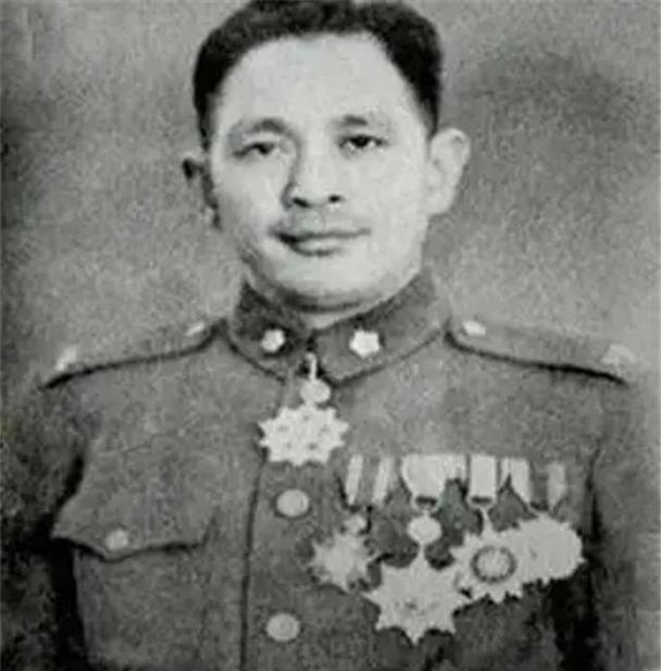 1949年12月，国民党上将孙震带着五百两黄金飞逃台湾，临走时将部队指挥权交给了