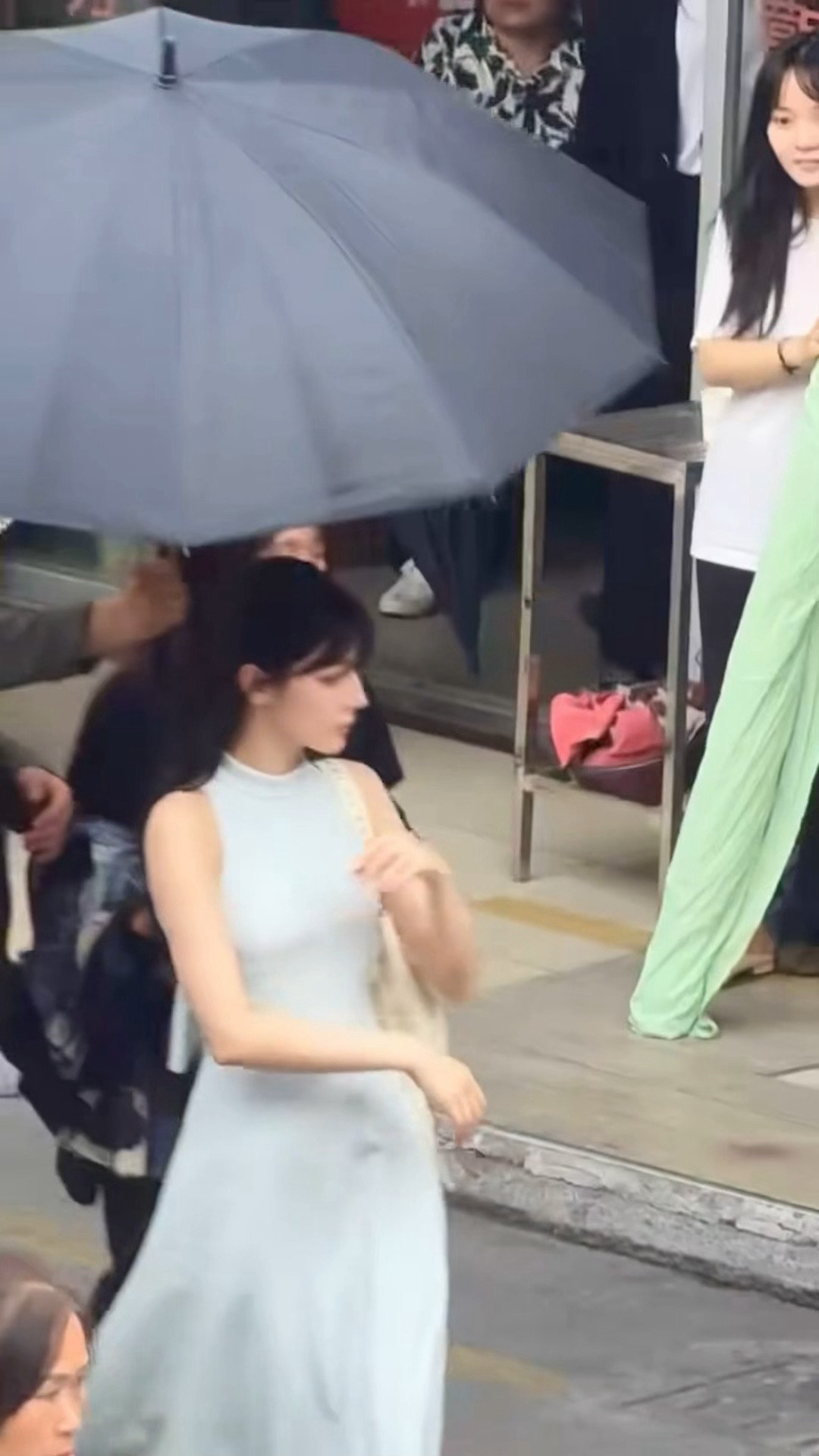 迪丽热巴温柔妈咪迪丽热巴卫蓝披发连衣路透裙 迪丽热巴温柔妈咪，迪丽热巴卫蓝披发连