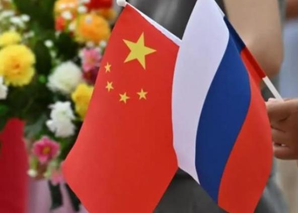 俄罗斯再这样被耗下去，会不会亡国？亡不亡国的，我不知道。但泽连斯基多撑一天，咱们