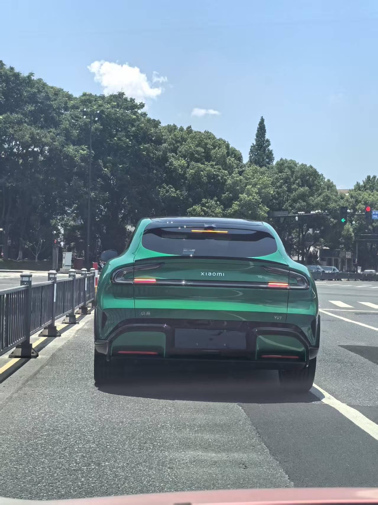 路上看到的，豪看[打call][打call][打call]小米yu7﻿新能源汽车