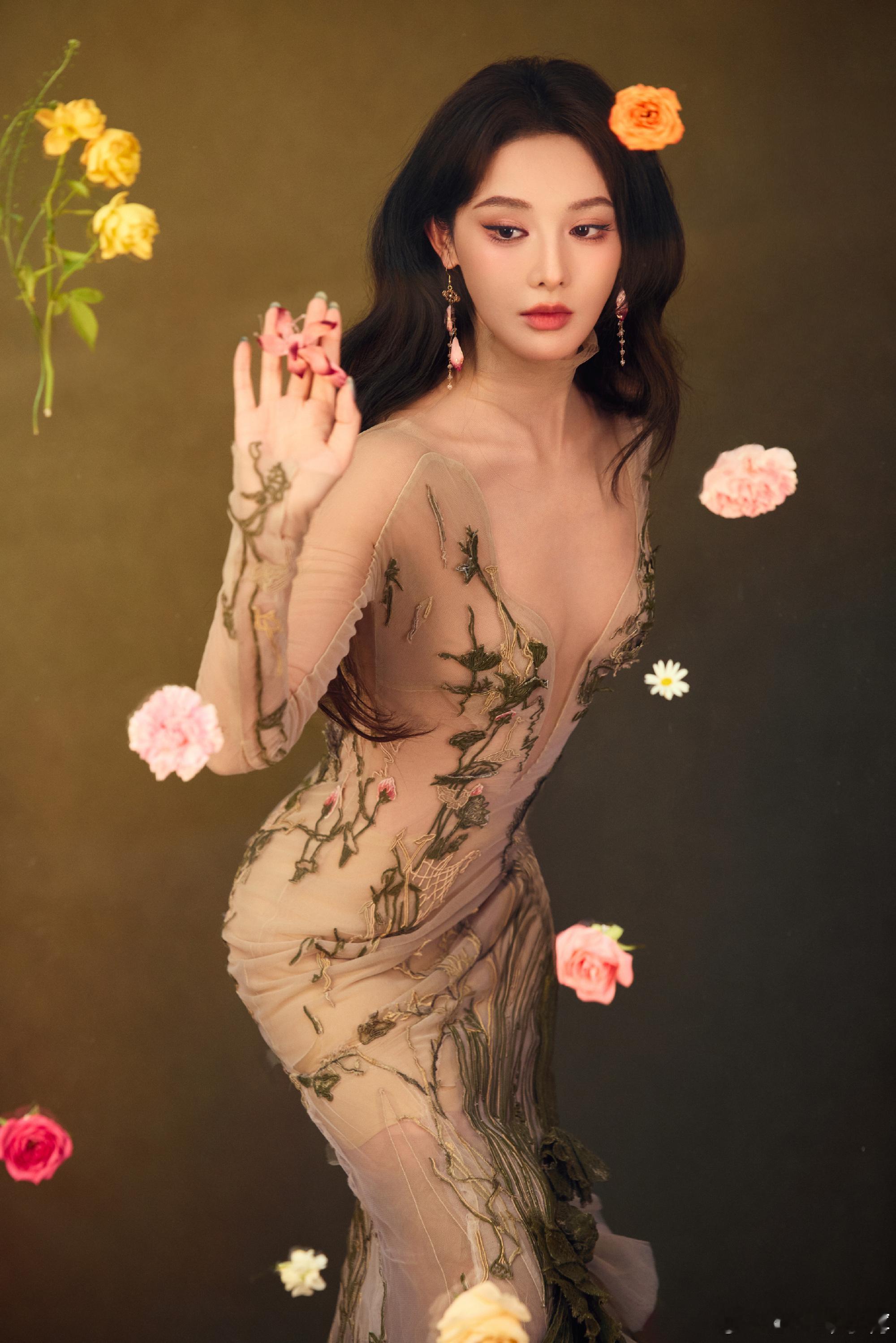 彭小苒深V开到肚脐 彭小苒穿深V开到肚脐的肤色连体裙，不仅展现出好身材，还将露而