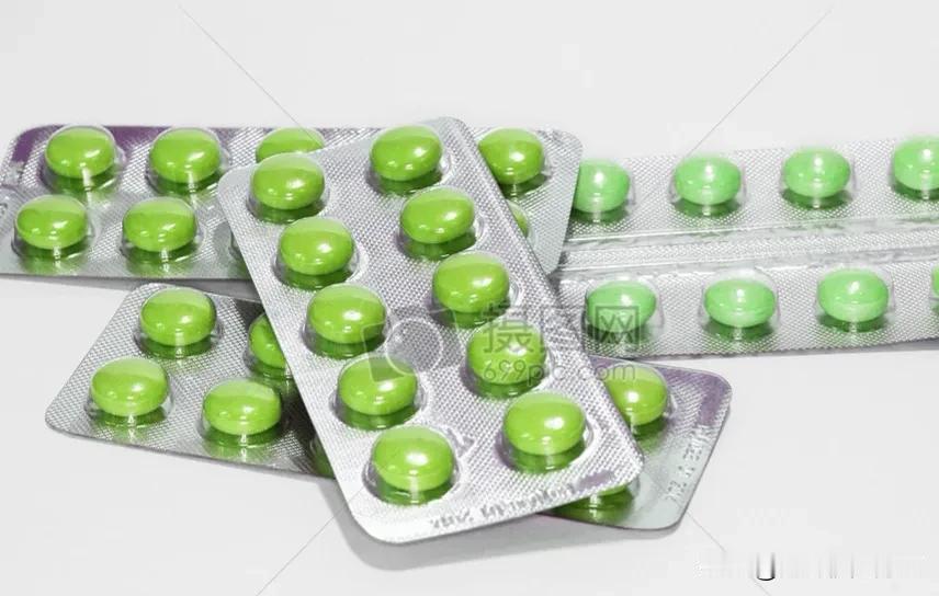 现在在去机场的大巴上，打开手机看一眼行情——
我的天呐，A股大跌，三大指数跌幅都