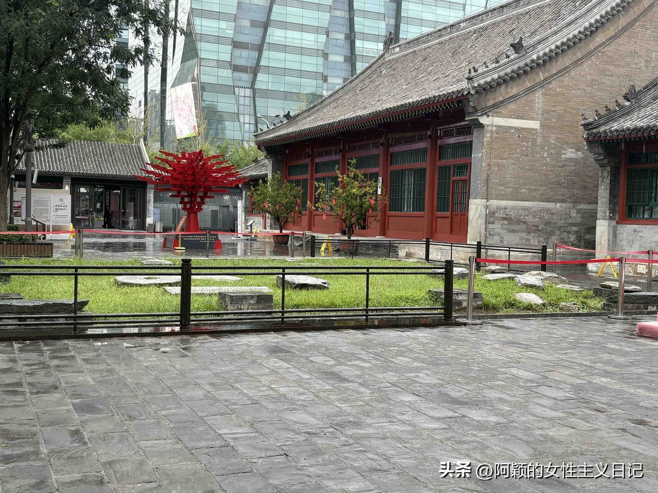西单商业街的北侧是个异常繁华的所在，西单大悦城、汉光百货、君太百货扎堆在这儿。就