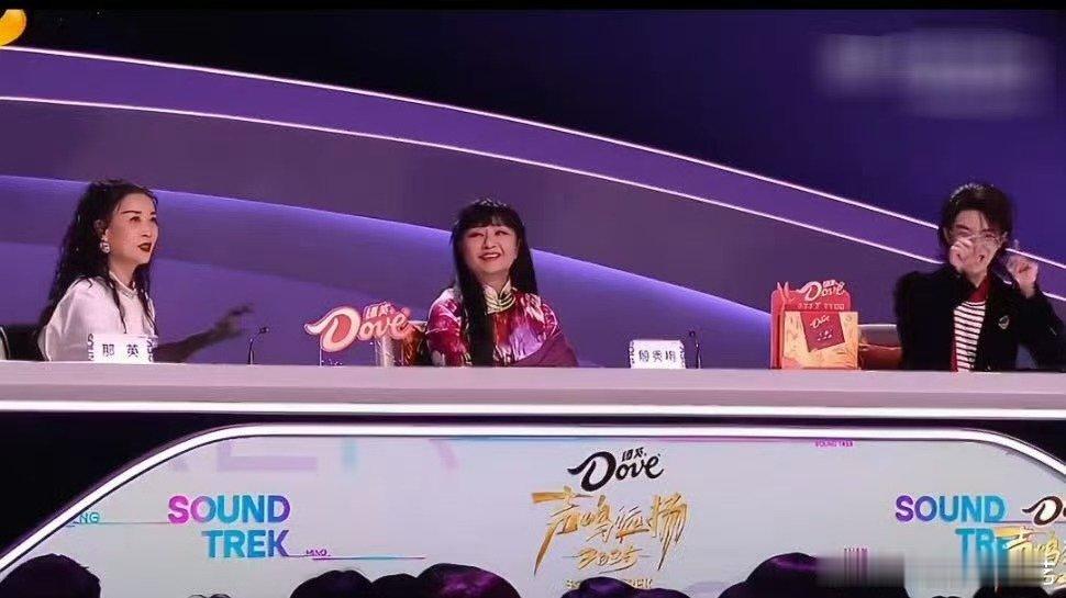 华晨宇就这样小指头戳戳声鸣远扬华晨宇小指头戳戳，软乎乎的动作太有治愈感 