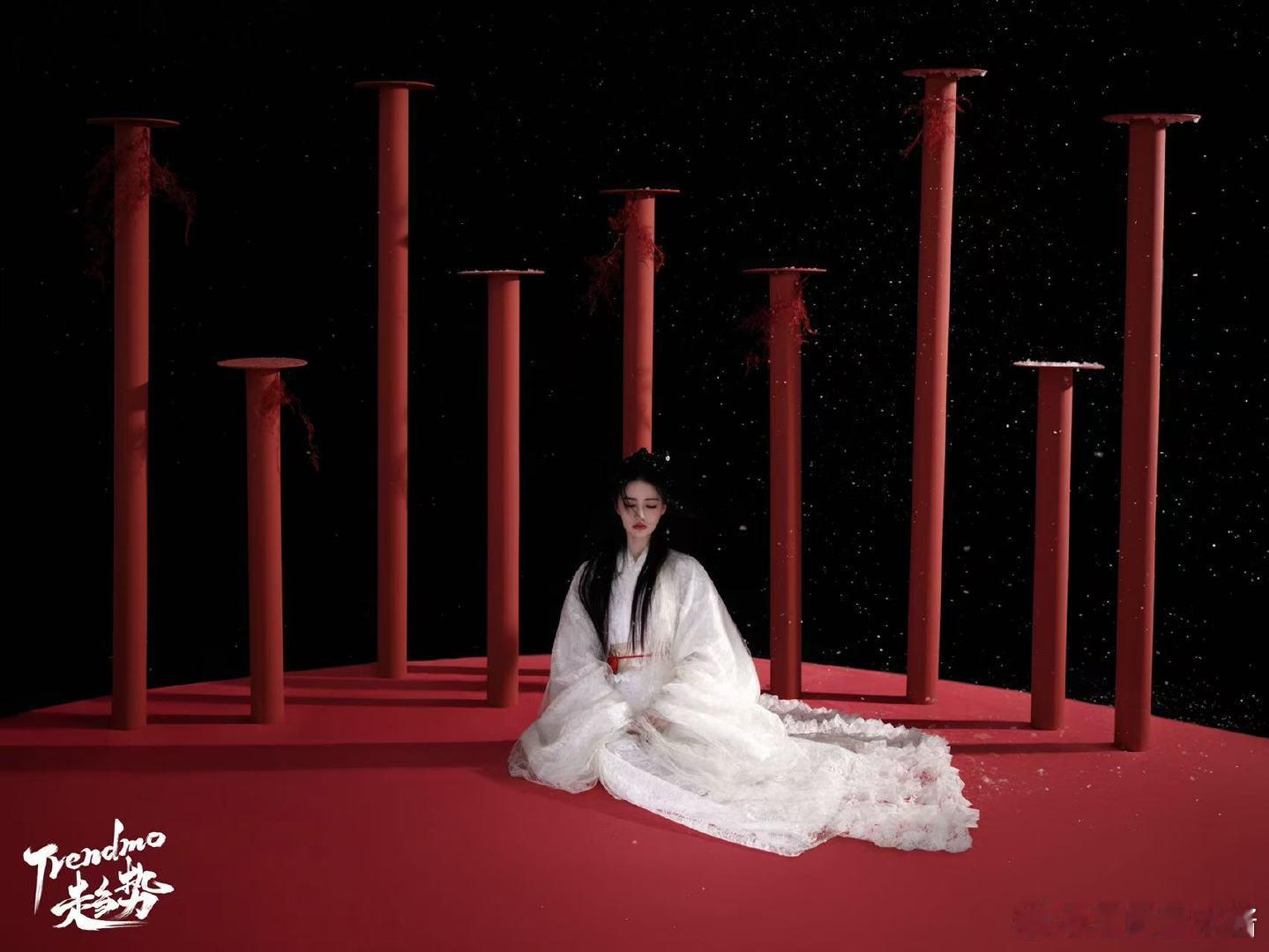徐璐明艳羊毛卷造型  徐璐中国风新年大片 徐璐这次大片造型多变，港风味儿靓女和民