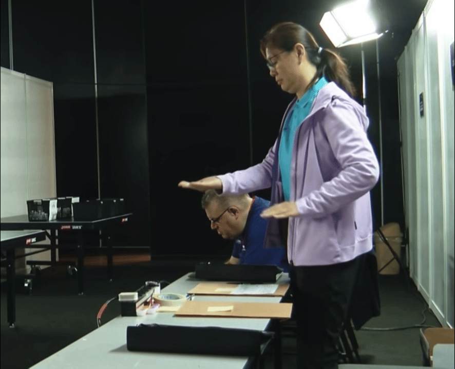 裁判姐还练了会儿抛硬币🪙 