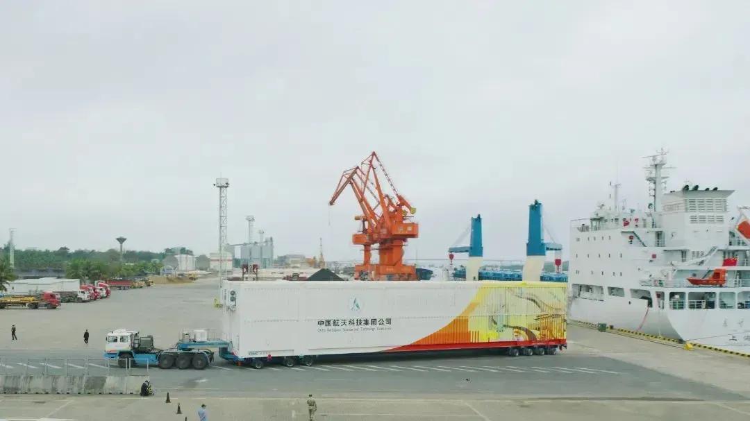 今天，我们自己的大火箭“长征五号”遥八运抵海南文昌，晚些时候将会和今年一月份就先